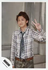 【中古】生写真(ジャニーズ) 嵐/大野智/膝上・チェック柄・左手ピース・ネクタイ/公式生写真