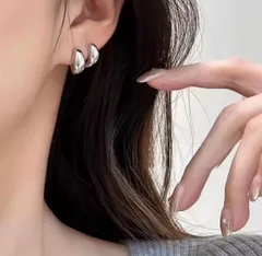 痛くない・耳穴不要】シルバー 立体カーブ クリップイヤリング／韓国風アクセサリー