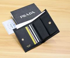 【极美品★】PRADA プラダ 二つ折り財布 新品未使用品 ブラック ミニ財布 小銭入れなし トライアングルロゴ レザー 本革 メンズ