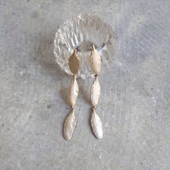 Ouca（ウーサ）ピアス／ヴィンテージテイストを纏うピアス/羽ロング