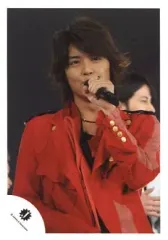 【中古】生写真(ジャニーズ) NEWS/手越祐也/ライブフォト・上半身・衣装赤・左手マイク・後ろに人/公式生写真