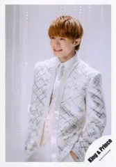 【中古】生写真(ジャニーズ) King ＆ Prince/岸優太/上半身・衣装白・両手ポケット・体左向き/「King ＆ Prince First Concert Tour 2018」グッズオフショット/公式生写真