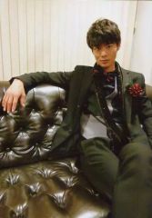[중고]생사진(남성) BOYS AND MEN/츠지모토 타츠키/무릎 위·앉아·의상 블랙·족조·오른손 소파·입닫기·배경 흰색/공식 생 사진