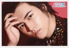 【中古】生写真(男性) 超特急/タカシ(松尾太陽)/横型・顔アップ・衣装黒・右手頭・背景赤/「BULLET TRAIN Arena Tour 2018 GOLDEN EPOCH」大阪12/27公演限定 生写真セット第65弾