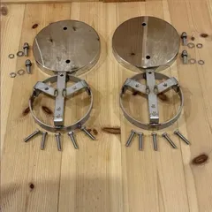 2トン★丸形★キャンター エルフ デュトロ タイタン アトラス 用 ホイールハブカバー フロントセンターキャップ 鏡面ステンレス デコトラ レトロ 2個セット 2穴 2Mのサムネイル
