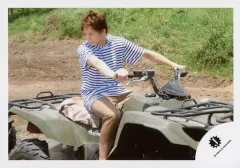 【中古】生写真(ジャニーズ) Mr.King vs Mr.Prince/岸優太/横型・全身・座り・衣装白黒・ボーダー・両手ハンドル・体右向き・目線左下/公式生写真