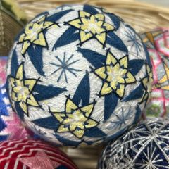 【手毬25-5-17】てまり・手鞠・白地にお花の手まり・手作り・約9cm