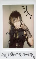【中古】生写真(男性) ☆FEST VAINQUEUR/KAZI/直筆サイン・メッセージ入り「今日も太陽がまぶしいぜ笑」・上半身・衣装黒・左手指2本立て/生チェキ