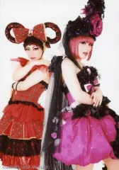 【中古】生写真(男性) KIMERU(登美子ママ)・榊原徹士(明菜)/膝上・衣装赤.黒.ピンク・チェック柄・榊原右向き/GEKIIKE本公演第11回「HIT LIST」ランダムブロマイドB(ライブ版)