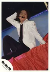 【中古】生写真(ジャニーズ) Kis-My-Ft2/藤ヶ谷太輔/ライブフォト・衣装白黒・座り・右手頭・背景黒青/公式生写真