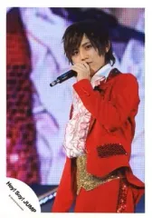 【中古】生写真(ジャニーズ) Hey! Say! JUMP/山田涼介/ライブフォト・膝上・衣装赤・左手マイク・目線右・背景モニター/公式生写真