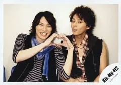 【中古】生写真(ジャニーズ) Kis-My-Ft2/二階堂高嗣・藤ヶ谷太輔/横型・上半身・ボーダー柄シャツ・チェック柄シャツ・二階堂両手でハートマーク・笑顔・藤ヶ谷舌出し/公式生写真