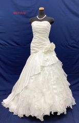 ＜現品限り＞　used　ウエディングドレス　オフホワイト　タフタビスチェオーガンフリルスカート　パーティー　結婚式　お色直し　パーティー　演劇　芝居　コスプレ　ステージ　ダンス　舞台　レイヤー