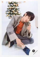 【中古】生写真(ジャニーズ) 関西ジャニーズJr./向井康二/全身・座り・衣装グレーオレンジ・左手指差し/「X’mas Party!! 2018」グッズオフショット
