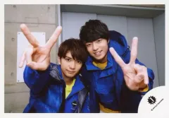 【中古】生写真(ジャニーズ) HiHi Jets/高橋優斗・作間龍斗/横型・上半身・衣装青・黄・ピース・突き出し・背景グレー/「JOHNNYS’ King ＆ Prince IsLAND」グッズオフショット/公式生写真