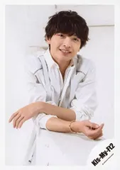 【中古】生写真(ジャニーズ) Kis-My-Ft2/玉森裕太/膝上・衣装白・両手曲げ・カメラ目線・背景白/シングル「君、僕。」MV＆ジャケ写オフショット/公式生写真 