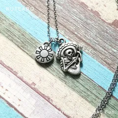 太陽と一緒にウクレレを楽しむスカルネックレス ― スカルネックレス メンズ レディース 骸骨 シルバー 太陽 音楽 楽器 アクセサリー ウクレレ 弦楽器 プレゼント プチギフト 贈り物 個性的 グッズ ― 000626