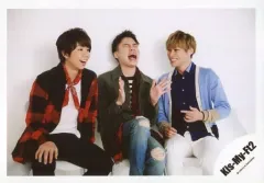 【中古】生写真(ジャニーズ) Kis-My-Ft2/集合(3人)/横型・膝上・座り・二階堂両手パー/17夏 コンサートパンフ＆グッツ撮影オフショット/公式生写真