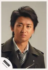 【中古】生写真(ジャニーズ) 嵐/大野智/バストアップ・ジャケット黒・シャツ白・背景白/公式生写真