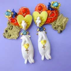 祈る白ニャンコ　チタンポストピアス　猫　白猫　十字架　淡水パール　刺繍　動物