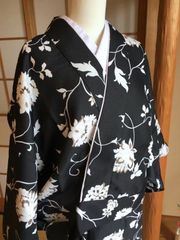 «花ラブリ»　NK989BK  新品　二部式着物　元禄袖　Lサイズ　ポリエステル　黒　くろ　ブラック　白　しろ　ホワイト　モノトーン　花　宝相華風模様　和服　和装　和柄　和風