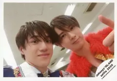 【中古】生写真(ジャニーズ) ジャニーズJr./岩崎大昇・井上瑞稀/横型・バストアップ・衣装白・青・オレンジ・井上左手親指立て/Johnnys’ ISLAND セルフィー 2020/公式生写真