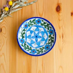 陶器飾り皿　インド　ブルーポタリー　中サイズ　白地に水色の葉