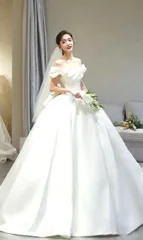 新品未使用 シンプルデザイン サテンウェディングドレス