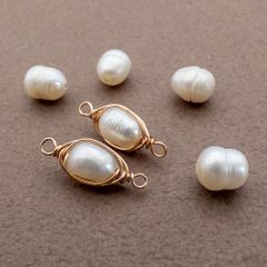 ＊2個＊ 天然石 パーツ 淡水パール チャーム 金色 ピアス ペンダント アクセサリー作り te086
