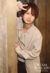 【中古】生写真(ジャニーズ) HiHi Jets/井上瑞稀/膝上・衣装ベージュ・右手ピース/「DREAM BOYS 2019」オリジナルフォト