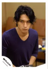 【中古】生写真(ジャニーズ) 関ジャニ∞/錦戸亮/上半身・Tシャツ紺・視線左・後ろソファー/公式生写真