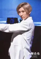 【中古】生写真(ジャニーズ) SixTONES/京本大我/ライブフォト・上半身・衣装白・体左向き/「少年たち そして、それから...」ステージフォト第1弾