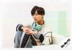 【中古】生写真(ジャニーズ) Kis-My-Ft2/藤ヶ谷太輔/横型・膝上・座り・衣装白グレー・両手膝の上/18初夏 コンサートパンフ＆グッズ撮影オフショット