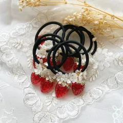 赤いクリアいちごヘアゴム ハンドメイドヘアアクセサリー ハンドメイドヘアゴム ハンドメイド いちごヘアゴム お子様用ヘアゴム 子供用ヘアゴム お花 いちご ヘアゴム