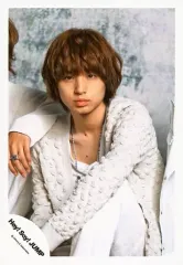 【中古】生写真(ジャニーズ) Hey! Say! JUMP/伊野尾慧/上半身・座り・衣装白・左足立て・背景グレー・隣にメンバー/アルバム「DEAR.」ジャケ写撮影オフショット/公式生写真