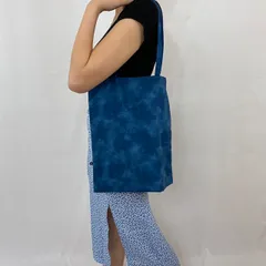 ネイビーブルーの雲のA4トート