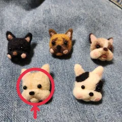 羊毛フェルト【フレンチブルドッグ(クリーム)】ブローチ