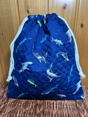 409 ハンドメイド　巾着袋　35×30  オムツ入れ　お着替え袋　ネイビー　お道具入れ　上履き入れ　体操着袋　ズック袋　キルティング　 水族館　水の生き物　海　イルカ　サメ　クジラ　ジンベエザメ　小学校　こども園　男の子　女の子