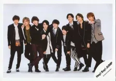 【中古】生写真(ジャニーズ) Hey! Say! JUMP/集合(9人)/横型・全身・衣装白黒・センター山田・伊野尾、知念に抱きつく/アルバム「2007～2017 I/O」ジャケ写撮影オフショット/公式生写真