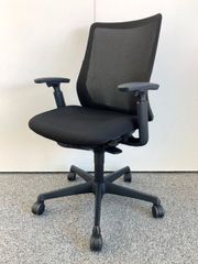 【2020年製】オカムラ　フルーエントチェア　ローバック　可動肘　ブラック　デスクチェア　オフィスチェア　OAチェア　メッシュ　在宅　テレワーク