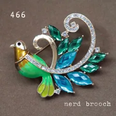 大きなクリスタルの鳥ブローチ　大ぶり キラキラ ゴージャス ビジュー かわいい 大人 新品未使用 生き物 アニマル コサージュ NerD