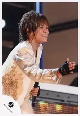 【中古】生写真(ジャニーズ) Kis-My-Ft2/千賀健永/ライブフォト・上半身・衣装白.金・左手マイク・右手前・目線右/公式生写真