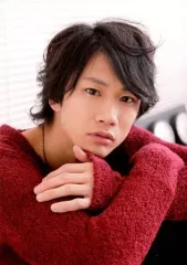 【中古】生写真(男性) 馬場良馬(巻島裕介)/バストアップ・衣装赤・腕交差・右向き・私服ショット/私服セット/舞台「弱虫ペダル」ブロマイド