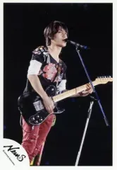 【中古】生写真(ジャニーズ) NEWS/錦戸亮/衣装黒・膝上・ギター黒・マイクスタンド・ライブフォト/公式生写真