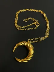 美品 大きな VENDOMEヴァンドーム青山 三日月型 ゴールドトーン ペンダント ロングネックレス