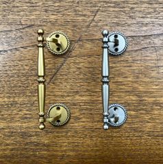 [23]ドアハンドル　シルバー／ゴールド　かわいいカワイイ可愛いお洒落オシャレおしゃれ取手取っ手持ち手ドアハンドル引き手引手ドアノブ引き出し扉戸棚家具レトロアンティーク風ビンテージヴィンテージ風銀金具装飾高級感DIY