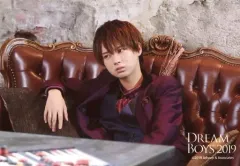 【中古】生写真(ジャニーズ) HiHi Jets/井上瑞稀/横型・上半身・衣装黒・赤・座り・目線左/「DREAM BOYS 2019」オリジナルフォト