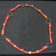 赤の珊瑚のネックレス