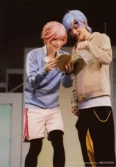 【中古】生写真(男性) 野口準(向坂椋)・本田礼生(斑鳩三角)/ライブフォト・全身・キャラクターショット/「MANKAI STAGE『A3!』～Four Seasons LIVE 2020～」ランダムブロマイド SUMMER 2019ステージショット