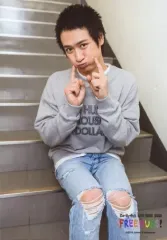 【中古】生写真(ジャニーズ) Kis-My-Ft2/宮田俊哉/膝上・座り・衣装グレー・両手人差し指頬・階段/「Kis-My-Ft2 LIVE TOUR 2019 FREE HUGS!」オリジナルフォト